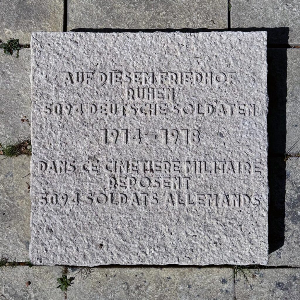 Gedenktafel für 5094 deutsche Soldaten auf dem Friedhof in Lambersart