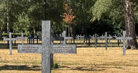 Grabkreuz von Emil Arno Dennhardt auf dem Deutschen Soldatenfriedhof in Lambersart bei Lille