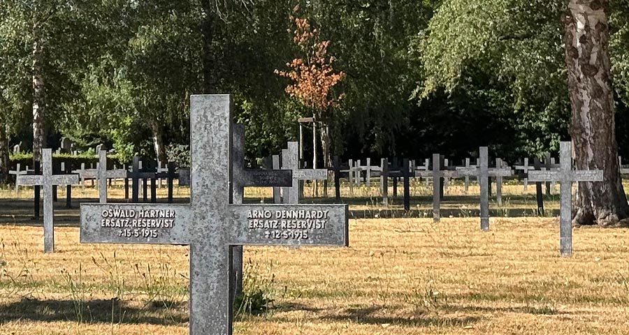Grabkreuz von Emil Arno Dennhardt auf dem Deutschen Soldatenfriedhof in Lambersart bei Lille