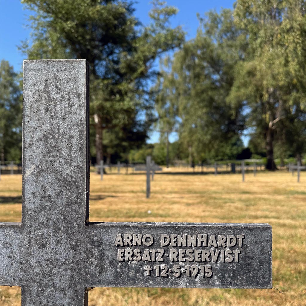 Nahaufnahme vom Kreuz von Emil Arno Dennhardt auf dem Deutschen Soldatenfriedhof Lambersart